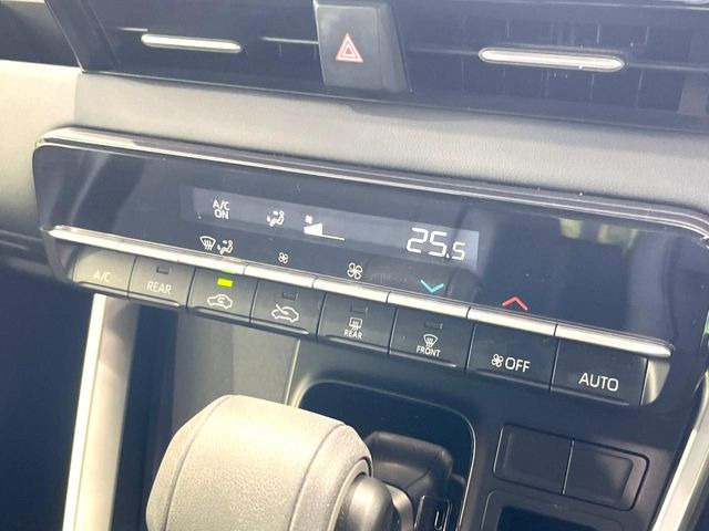 【オートエアコン】一度お好みの温度に設定すれば、車内の温度を検知し風量や温度を自動で調整。暑い&hellip;寒い&hellip;と何度もスイッチ操作をする必要はありません。快適な車内空間には必須の機能ですね♪