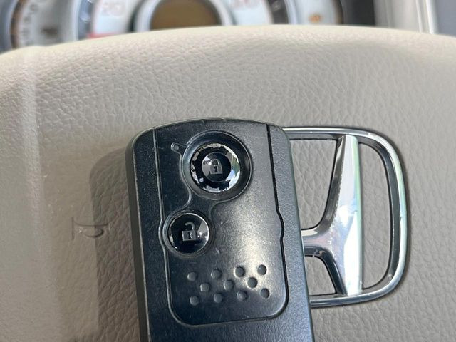 �yHonda�X�}�[�g�L�[�z�J�o����|�P�b�g�ɓ��ꂽ�܂܂ł��h�A�̎{���E�������\�ȃX�}�[�g�L�[�𑕔��B�G���W���̃I���E�I�t�����J�M�����o���K�v����������Ƃ��Ă��֗��ł���