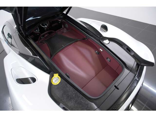 4.0L V�^8�C��DOHC�c�C���^�[�{�A620ps/64.2kgm�A�S��&times;�S��&times;�S��mm 4683&times;2045&times;1213mm�A�ԗ��d�� 1530kg