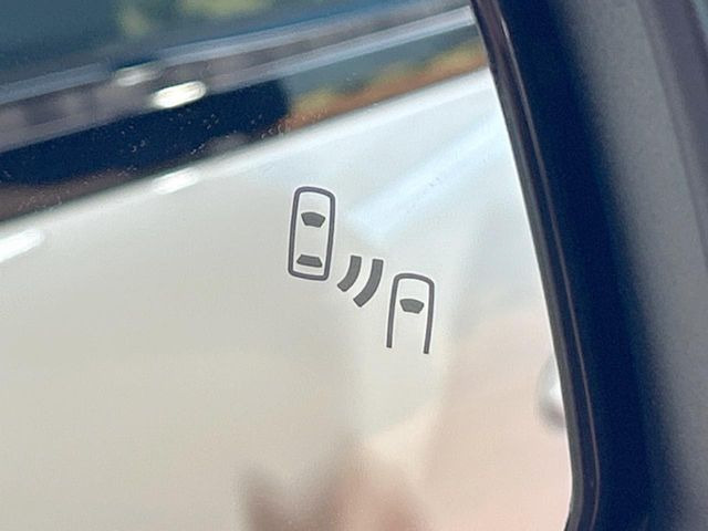 【ブラインドスポットモニター】走行中、ドアミラーの死角になりやすい箇所に後続車が接近するとサイドミラーのレンズに警告を表示!ドライバーに注意喚起をしてくれます。