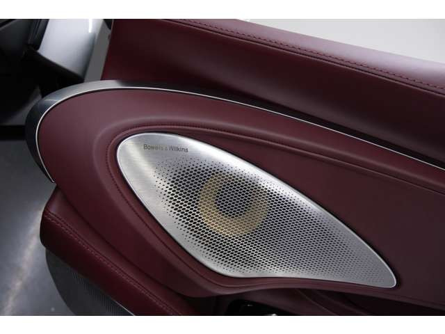Bowers & Wilkins��12�X�s�[�J�[�I�[�f�B�I�V�X�e���������B�ǎ��ȃT�E���h�ŕ��i�̈ړ��ɉ��K�����v���X���܂��B