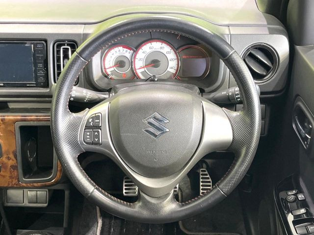 �C���e���A�ɍ��킹���f�U�C���̃X�e�A�����O�́A�^�]�������̂��Ƃ��l���A�^�]���₷���`��A�傫���ł��B�����x�A���ۂɐG���Ă��m���߂��������B