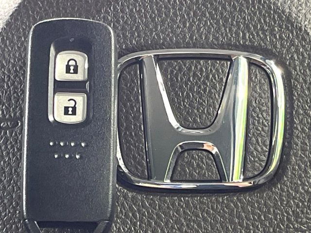 �yHonda�X�}�[�g�L�[�z�J�o����|�P�b�g�ɓ��ꂽ�܂܂ł��h�A�̎{���E�������\�ȃX�}�[�g�L�[�𑕔��B�G���W���̃I���E�I�t�����J�M�����o���K�v����������Ƃ��Ă��֗��ł���