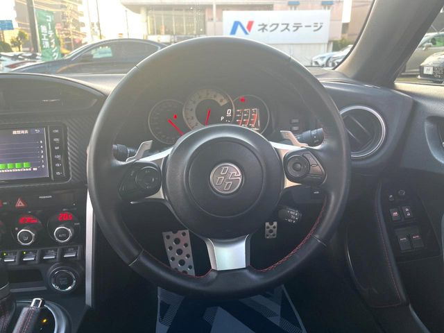 �y�����v�����X�e�A�����O�z�㎿�Ȋv���g�p���邱�ƂŁA��ɂ����������݂ƂĂ��^�]���₷���n���h���ł���