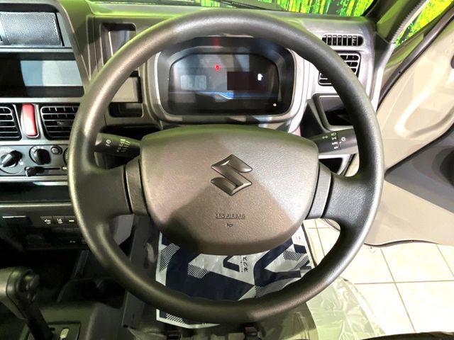 �C���e���A�ɍ��킹���f�U�C���̃X�e�A�����O�́A�^�]�������̂��Ƃ��l���A�^�]���₷���`��A�傫���ł��B�����x�A���ۂɐG���Ă��m���߂��������B