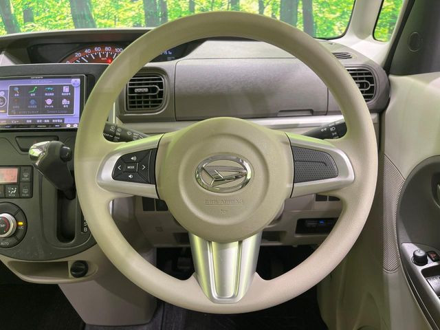 �C���e���A�ɍ��킹���f�U�C���̃X�e�A�����O�́A�^�]�������̂��Ƃ��l���A�^�]���₷���`��A�傫���ł��B�����x�A���ۂɐG���Ă��m���߂��������B