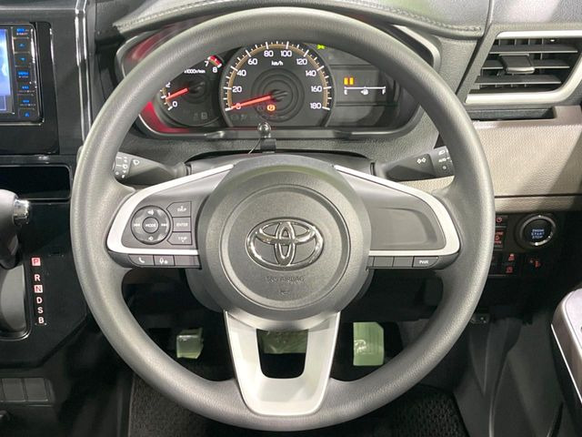�C���e���A�ɍ��킹���f�U�C���̃X�e�A�����O�́A�^�]�������̂��Ƃ��l���A�^�]���₷���`��A�傫���ł��B�����x�A���ۂɐG���Ă��m���߂��������B
