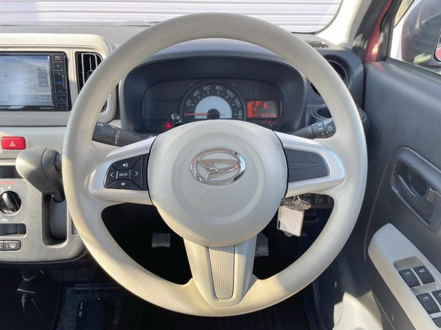 �C���e���A�ɍ��킹���f�U�C���̃X�e�A�����O�́A�^�]�������̂��Ƃ��l���A�^�]���₷���`��A�傫���ł��B�����x�A���ۂɐG���Ă��m���߂��������B