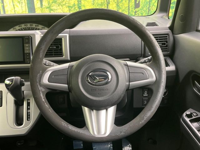 �C���e���A�ɍ��킹���f�U�C���̃X�e�A�����O�́A�^�]�������̂��Ƃ��l���A�^�]���₷���`��A�傫���ł��B�����x�A���ۂɐG���Ă��m���߂��������B