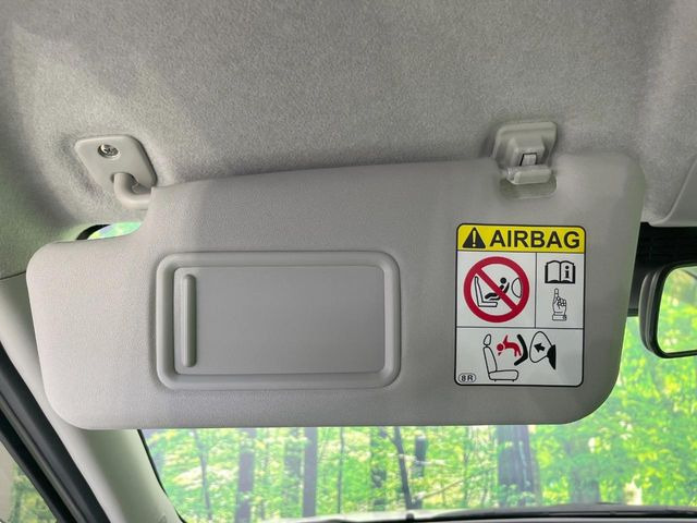 【バニティミラー】サンバイザー裏に設置されたミラーで身だしなみチェック!ちょっとしたメイク直しにも活躍します♪