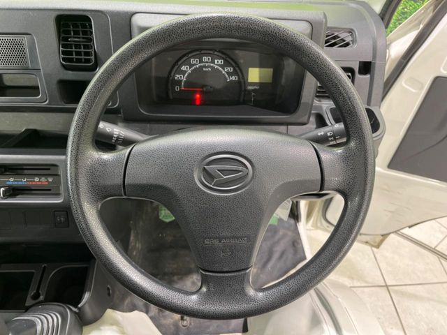 �C���e���A�ɍ��킹���f�U�C���̃X�e�A�����O�́A�^�]�������̂��Ƃ��l���A�^�]���₷���`��A�傫���ł��B�����x�A���ۂɐG���Ă��m���߂��������B
