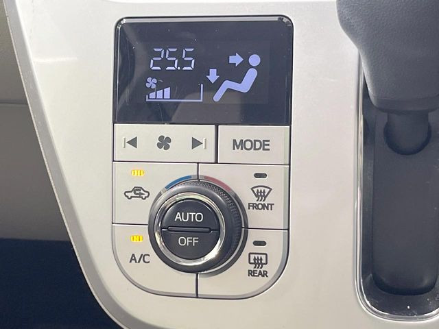 【オートエアコン】一度お好みの温度に設定すれば、車内の温度を検知し風量や温度を自動で調整。暑い&hellip;寒い&hellip;と何度もスイッチ操作をする必要はありません。快適な車内空間には必須の機能ですね♪