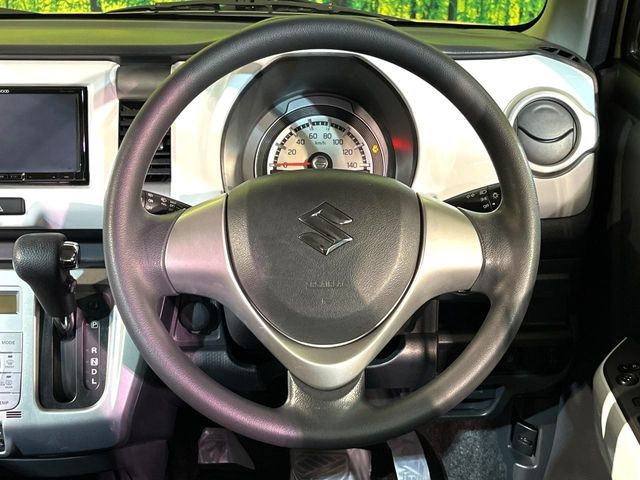 �C���e���A�ɍ��킹���f�U�C���̃X�e�A�����O�́A�^�]�������̂��Ƃ��l���A�^�]���₷���`��A�傫���ł��B�����x�A���ۂɐG���Ă��m���߂��������B
