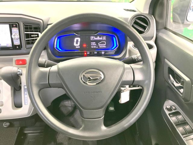 �C���e���A�ɍ��킹���f�U�C���̃X�e�A�����O�́A�^�]�������̂��Ƃ��l���A�^�]���₷���`��A�傫���ł��B�����x�A���ۂɐG���Ă��m���߂��������B