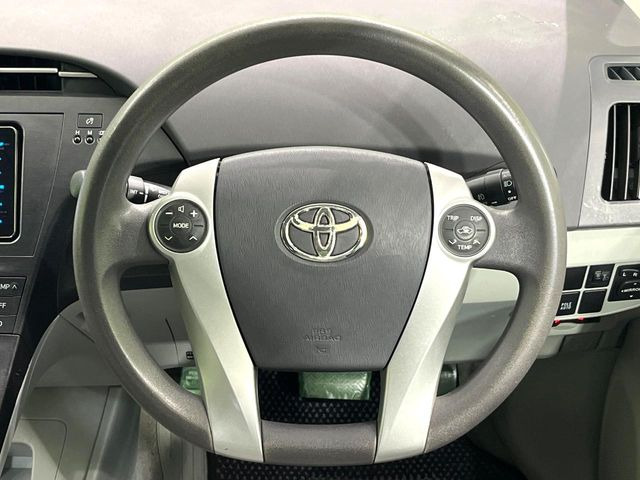 �C���e���A�ɍ��킹���f�U�C���̃X�e�A�����O�́A�^�]�������̂��Ƃ��l���A�^�]���₷���`��A�傫���ł��B�����x�A���ۂɐG���Ă��m���߂��������B
