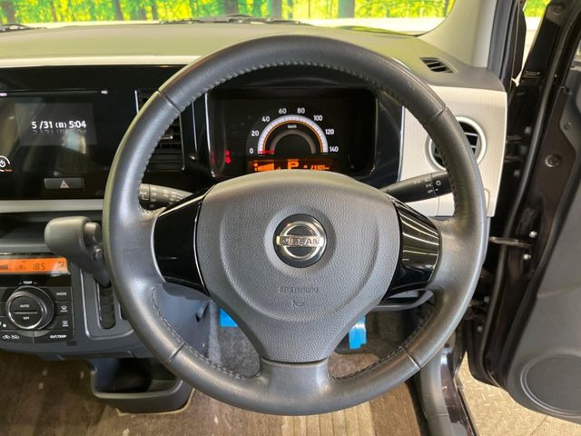 �C���e���A�ɍ��킹���f�U�C���̃X�e�A�����O�́A�^�]�������̂��Ƃ��l���A�^�]���₷���`��A�傫���ł��B�����x�A���ۂɐG���Ă��m���߂��������B