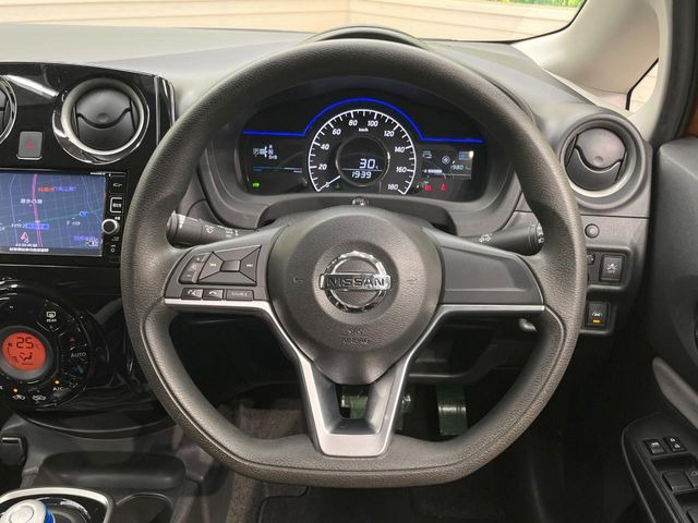 �C���e���A�ɍ��킹���f�U�C���̃X�e�A�����O�́A�^�]�������̂��Ƃ��l���A�^�]���₷���`��A�傫���ł��B�����x�A���ۂɐG���Ă��m���߂��������B