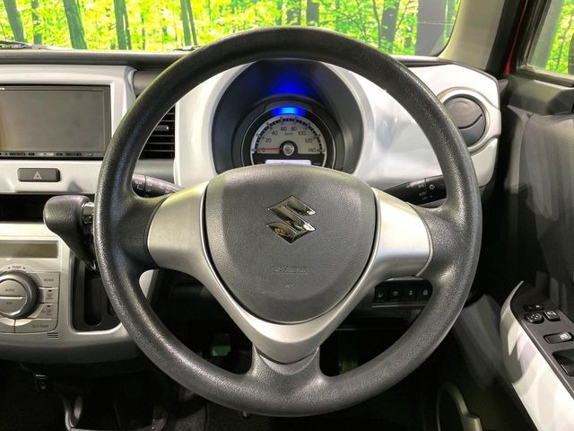 �C���e���A�ɍ��킹���f�U�C���̃X�e�A�����O�́A�^�]�������̂��Ƃ��l���A�^�]���₷���`��A�傫���ł��B�����x�A���ۂɐG���Ă��m���߂��������B