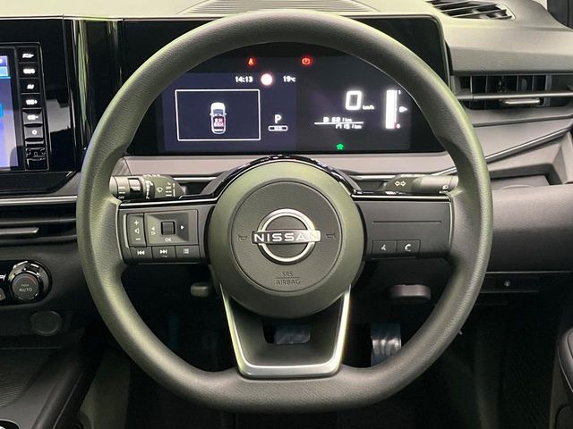 �C���e���A�ɍ��킹���f�U�C���̃X�e�A�����O�́A�^�]�������̂��Ƃ��l���A�^�]���₷���`��A�傫���ł��B�����x�A���ۂɐG���Ă��m���߂��������B