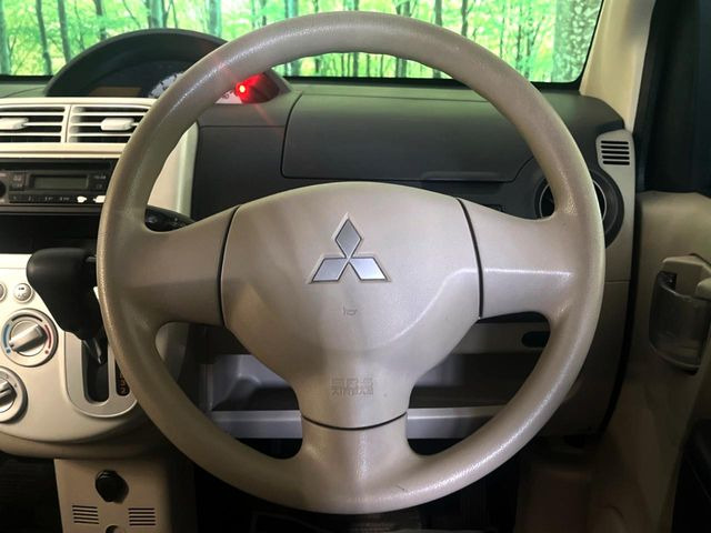 �C���e���A�ɍ��킹���f�U�C���̃X�e�A�����O�́A�^�]�������̂��Ƃ��l���A�^�]���₷���`��A�傫���ł��B�����x�A���ۂɐG���Ă��m���߂��������B