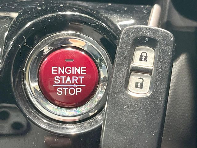 �yHonda�X�}�[�g�L�[�z�J�o����|�P�b�g�ɓ��ꂽ�܂܂ł��h�A�̎{���E�������\�ȃX�}�[�g�L�[�𑕔��B�G���W���̃I���E�I�t�����J�M�����o���K�v����������Ƃ��Ă��֗��ł���