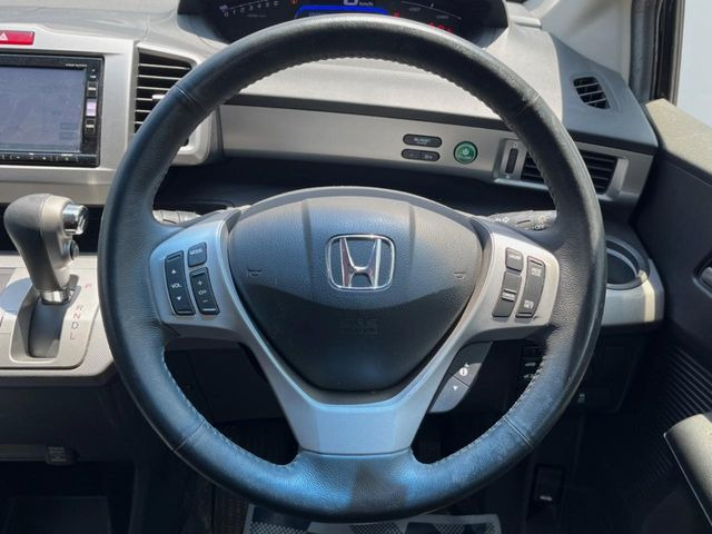 �C���e���A�ɍ��킹���f�U�C���̃X�e�A�����O�́A�^�]�������̂��Ƃ��l���A�^�]���₷���`��A�傫���ł��B�����x�A���ۂɐG���Ă��m���߂��������B