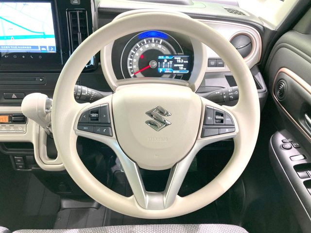 インテリアに合わせたデザインのステアリングは、運転される方のことも考え、運転しやすい形状、大きさです。是非一度、実際に触ってお確かめください。