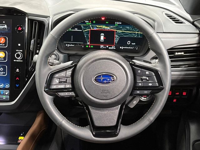 �C���e���A�ɍ��킹���f�U�C���̃X�e�A�����O�́A�^�]�������̂��Ƃ��l���A�^�]���₷���`��A�傫���ł��B�����x�A���ۂɐG���Ă��m���߂��������B