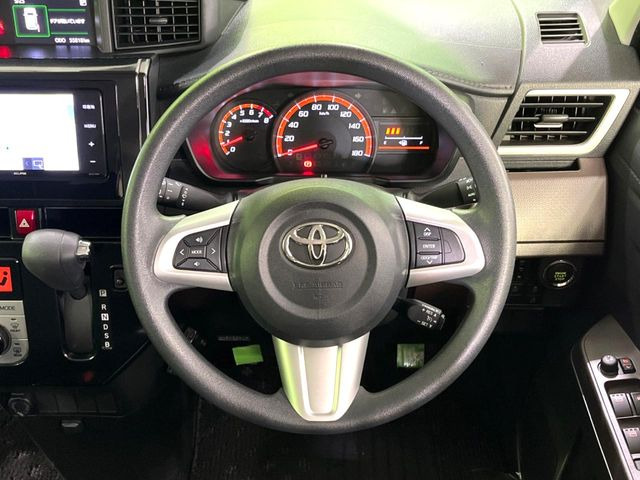 インテリアに合わせたデザインのステアリングは、運転される方のことも考え、運転しやすい形状、大きさです。是非一度、実際に触ってお確かめください。