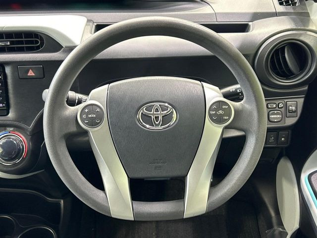 �C���e���A�ɍ��킹���f�U�C���̃X�e�A�����O�́A�^�]�������̂��Ƃ��l���A�^�]���₷���`��A�傫���ł��B�����x�A���ۂɐG���Ă��m���߂��������B