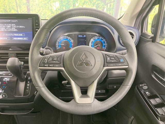 �C���e���A�ɍ��킹���f�U�C���̃X�e�A�����O�́A�^�]�������̂��Ƃ��l���A�^�]���₷���`��A�傫���ł��B�����x�A���ۂɐG���Ă��m���߂��������B