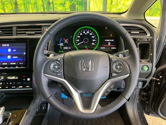 �C���e���A�ɍ��킹���f�U�C���̃X�e�A�����O�́A�^�]�������̂��Ƃ��l���A�^�]���₷���`��A�傫���ł��B�����x�A���ۂɐG���Ă��m���߂��������B
