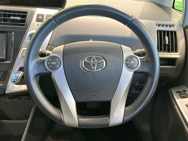�C���e���A�ɍ��킹���f�U�C���̃X�e�A�����O�́A�^�]�������̂��Ƃ��l���A�^�]���₷���`��A�傫���ł��B�����x�A���ۂɐG���Ă��m���߂��������B