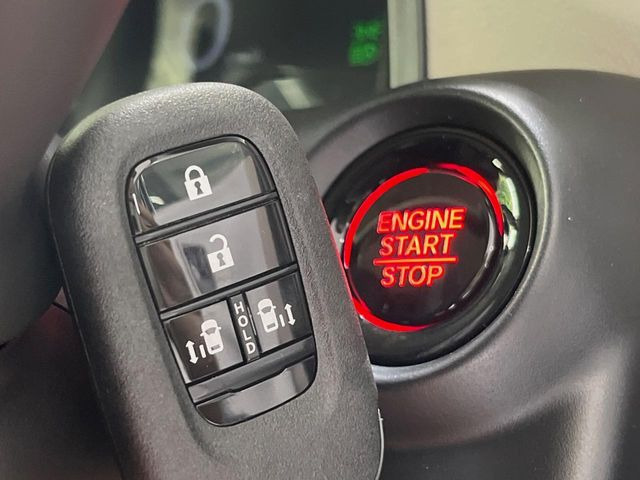 �yHonda�X�}�[�g�L�[�z�J�o����|�P�b�g�ɓ��ꂽ�܂܂ł��h�A�̎{���E�������\�ȃX�}�[�g�L�[�𑕔��B�G���W���̃I���E�I�t�����J�M�����o���K�v����������Ƃ��Ă��֗��ł���