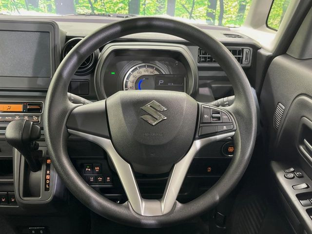 �C���e���A�ɍ��킹���f�U�C���̃X�e�A�����O�́A�^�]�������̂��Ƃ��l���A�^�]���₷���`��A�傫���ł��B�����x�A���ۂɐG���Ă��m���߂��������B
