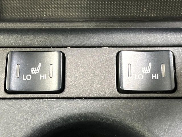 【シートヒーター】寒い日に重宝するシートヒーター!エアコンより早く温まってくれるので寒がりの人も安心ですね♪エアコンの温風は乾燥するから苦手、という方にもをおすすめです。