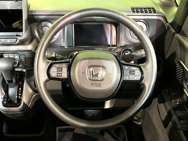 �C���e���A�ɍ��킹���f�U�C���̃X�e�A�����O�́A�^�]�������̂��Ƃ��l���A�^�]���₷���`��A�傫���ł��B�����x�A���ۂɐG���Ă��m���߂��������B