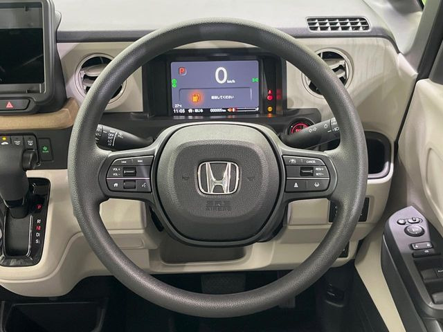 �C���e���A�ɍ��킹���f�U�C���̃X�e�A�����O�́A�^�]�������̂��Ƃ��l���A�^�]���₷���`��A�傫���ł��B�����x�A���ۂɐG���Ă��m���߂��������B