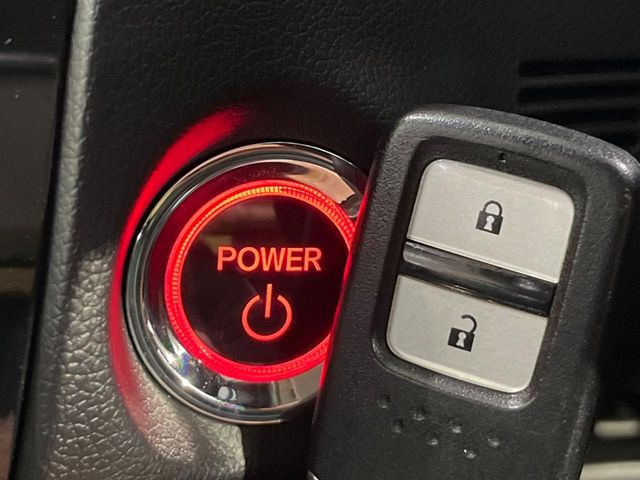 �yHonda�X�}�[�g�L�[�z�J�o����|�P�b�g�ɓ��ꂽ�܂܂ł��h�A�̎{���E�������\�ȃX�}�[�g�L�[�𑕔��B�G���W���̃I���E�I�t�����J�M�����o���K�v����������Ƃ��Ă��֗��ł���