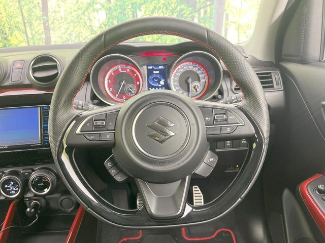 �C���e���A�ɍ��킹���f�U�C���̃X�e�A�����O�́A�^�]�������̂��Ƃ��l���A�^�]���₷���`��A�傫���ł��B�����x�A���ۂɐG���Ă��m���߂��������B