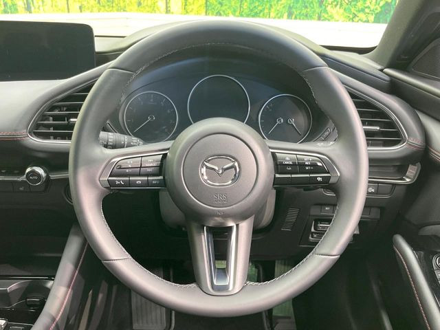 �C���e���A�ɍ��킹���f�U�C���̃X�e�A�����O�́A�^�]�������̂��Ƃ��l���A�^�]���₷���`��A�傫���ł��B�����x�A���ۂɐG���Ă��m���߂��������B