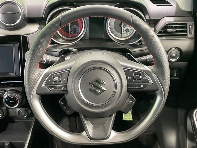 �C���e���A�ɍ��킹���f�U�C���̃X�e�A�����O�́A�^�]�������̂��Ƃ��l���A�^�]���₷���`��A�傫���ł��B�����x�A���ۂɐG���Ă��m���߂��������B