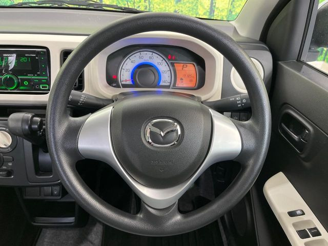 �C���e���A�ɍ��킹���f�U�C���̃X�e�A�����O�́A�^�]�������̂��Ƃ��l���A�^�]���₷���`��A�傫���ł��B�����x�A���ۂɐG���Ă��m���߂��������B