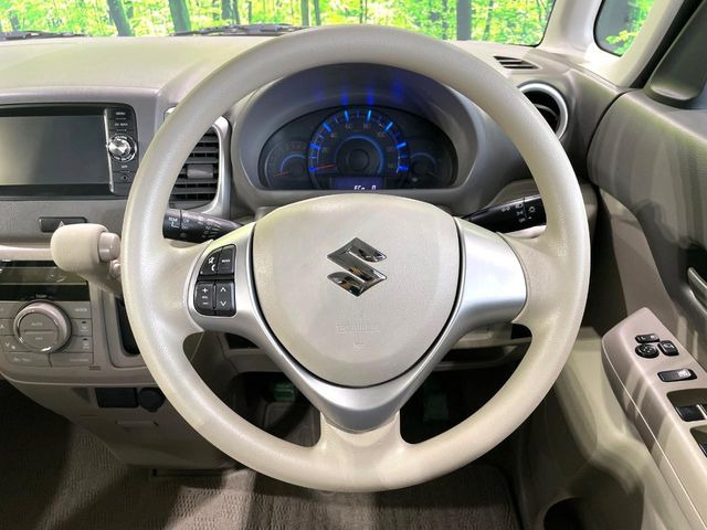 �C���e���A�ɍ��킹���f�U�C���̃X�e�A�����O�́A�^�]�������̂��Ƃ��l���A�^�]���₷���`��A�傫���ł��B�����x�A���ۂɐG���Ă��m���߂��������B