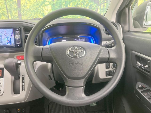 �C���e���A�ɍ��킹���f�U�C���̃X�e�A�����O�́A�^�]�������̂��Ƃ��l���A�^�]���₷���`��A�傫���ł��B�����x�A���ۂɐG���Ă��m���߂��������B