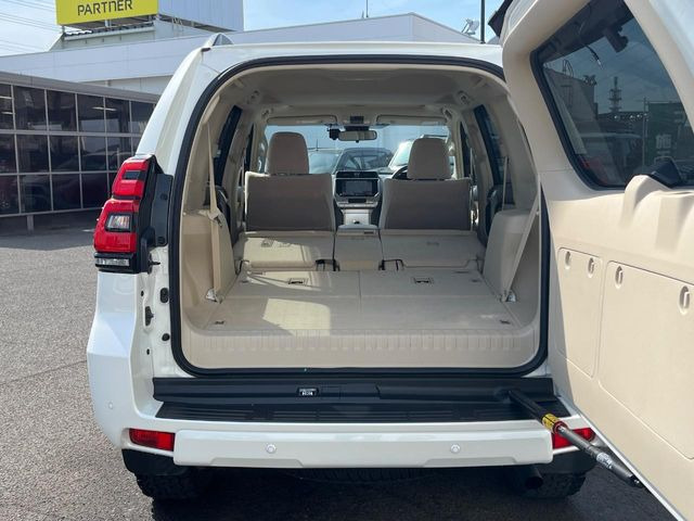 ���i�̂���������ʋ΁A���}���ɏ\���ȉ׎��X�y�[�X���m�ۂ��Ă���܂��B�Z�J���h�V�[�g��|���ƁA�傫�ȉו��̐ύڂ��\�ł���