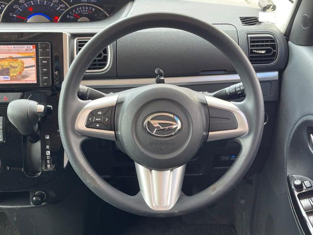 �C���e���A�ɍ��킹���f�U�C���̃X�e�A�����O�́A�^�]�������̂��Ƃ��l���A�^�]���₷���`��A�傫���ł��B�����x�A���ۂɐG���Ă��m���߂��������B