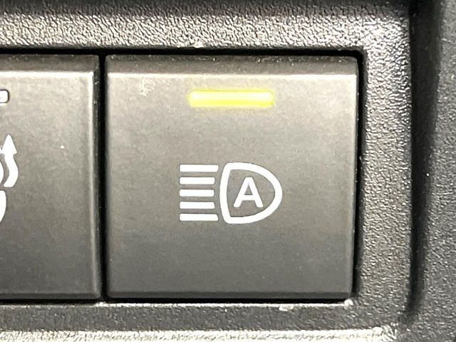 【オートマチックハイビーム】夜間の安全走行に役立つ便利な機能!先行車や対向車を検知し、ハイビームとロービームを自動で切り替えてくれます♪