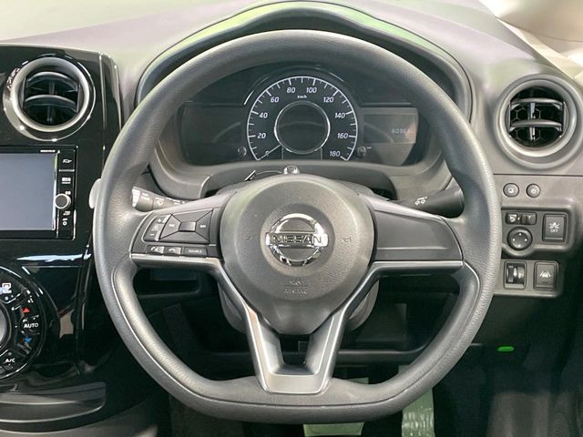 �C���e���A�ɍ��킹���f�U�C���̃X�e�A�����O�́A�^�]�������̂��Ƃ��l���A�^�]���₷���`��A�傫���ł��B�����x�A���ۂɐG���Ă��m���߂��������B