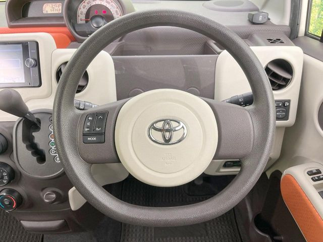 �C���e���A�ɍ��킹���f�U�C���̃X�e�A�����O�́A�^�]�������̂��Ƃ��l���A�^�]���₷���`��A�傫���ł��B�����x�A���ۂɐG���Ă��m���߂��������B
